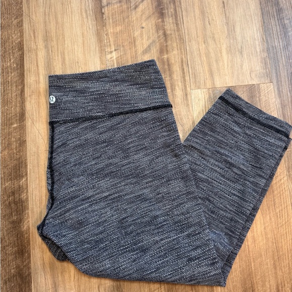 Lululemon Dark Grey Heather Knee Capri Length Leggings - Picture 8 of 9